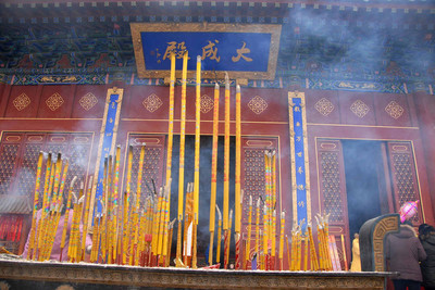 寺庙烧佛香图片